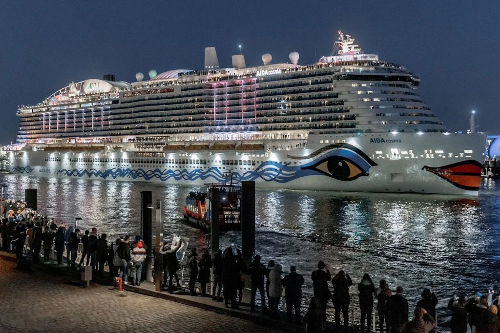 Mit dem Kreuzfahrtschiff „AIDAcosma“ können Kurzentschlossene im Herbst eine Woche lang durch das Mittelmeer fahren.