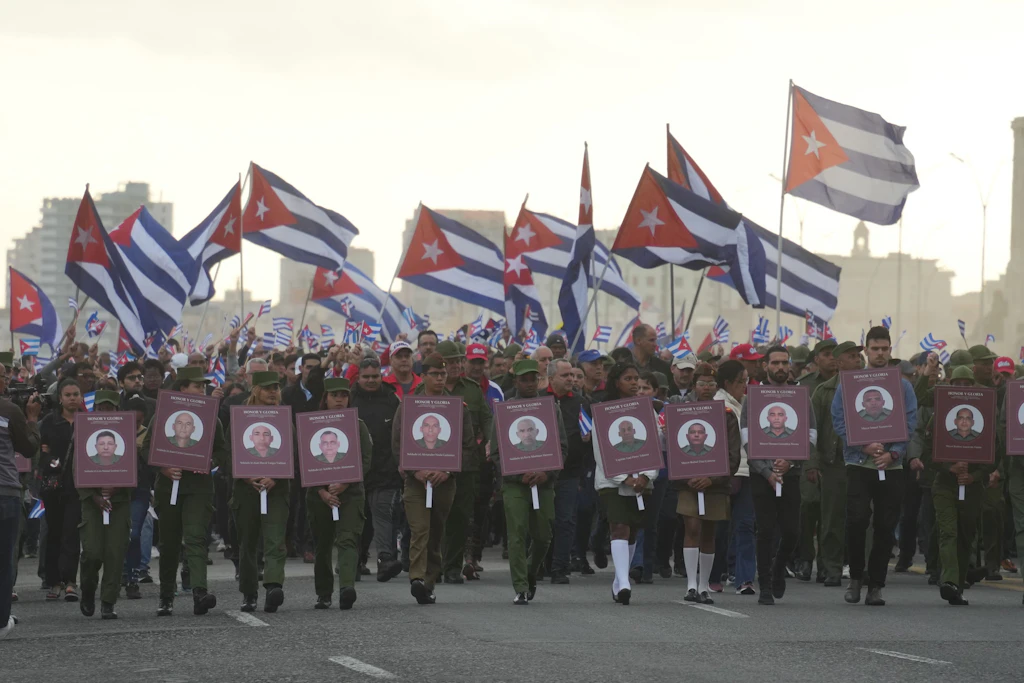 Soldaten mit Fotos von kubanischen Offizieren, die bei dem US-Angriff auf Venezuela und der Entführung von Präsident Nicolás Maduro am 3. Januar dieses Jahres getötet wurden.