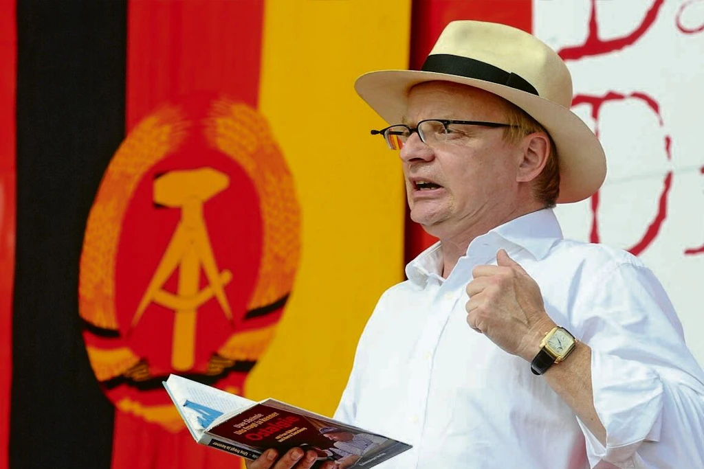 Der Kabarettist Uwe Steimle parodierte im Jahr 2012 anlässlich des 100. Geburtstages Erich Honeckers (1912-1994) den ehemaligen Staatsratsvorsitzenden der DDR.