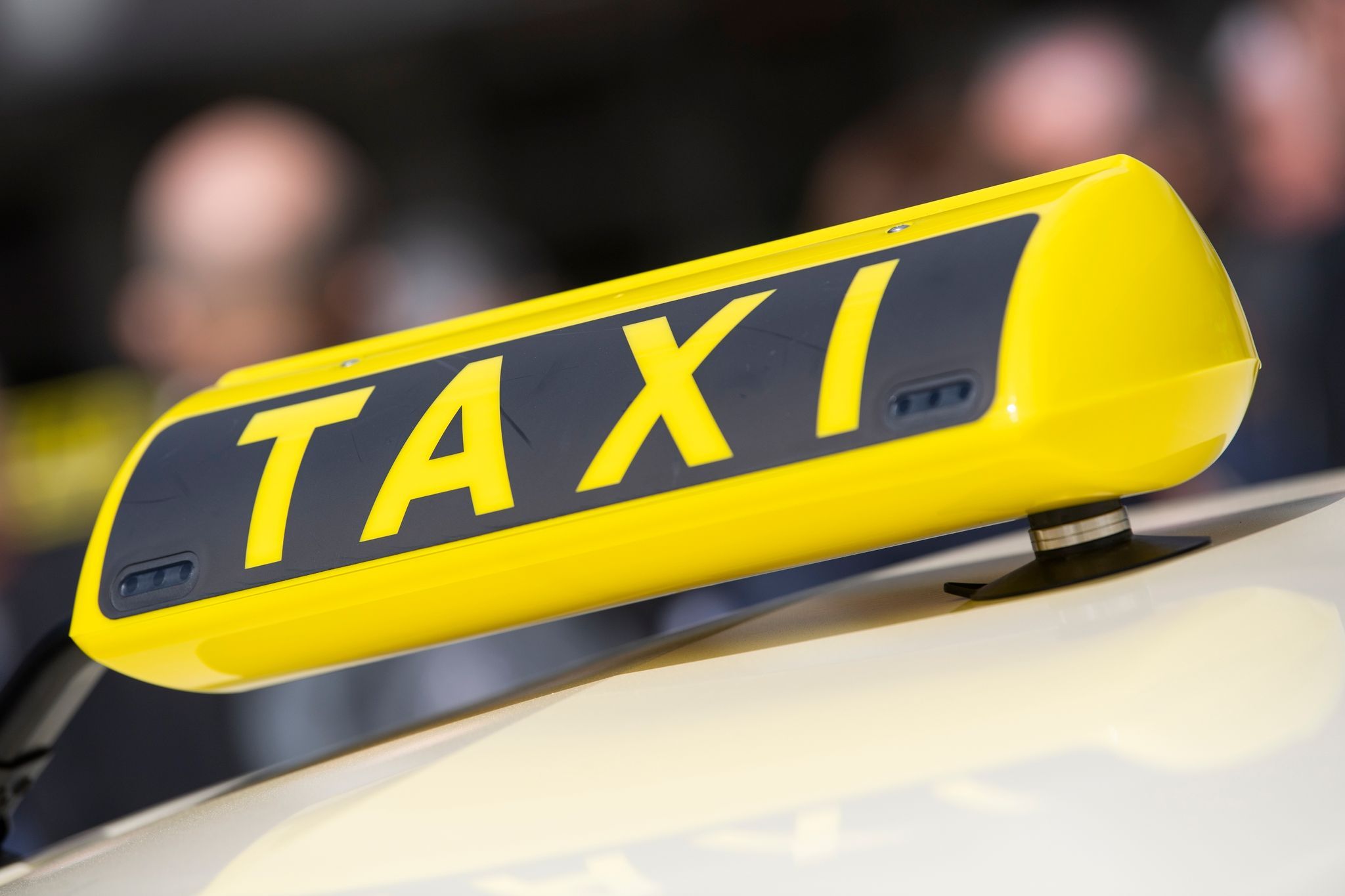 Ehepaar im Taxi verunglückt: 75-Jährige stirbt noch am Unfallort