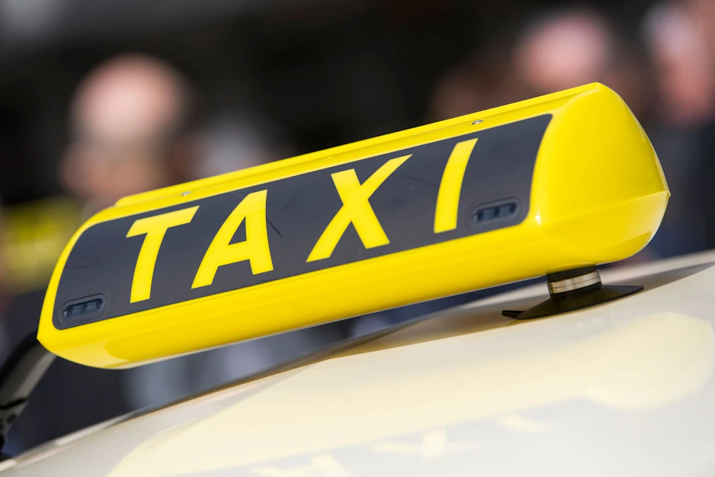 Eine 75-jährige Frau starb beim Unfall eines Taxis, ihr Ehemann und der Fahrer wurden verletzt ins Krankenhaus gebracht. (Symbolfoto)
