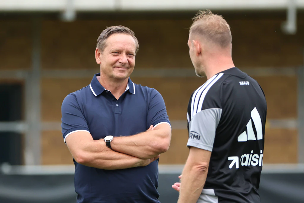 Manager Horst Heldt (l.) lässt David Preu zum VfB Stuttgart ziehen.