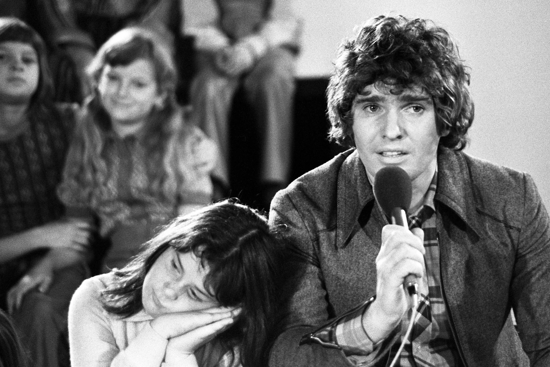 Frank Schöbel im Juni 1975: Der DDR-Musikersingt mit einer Kindergruppe Lieder der Schallplatte „Komm wir malen eine Sonne“.
