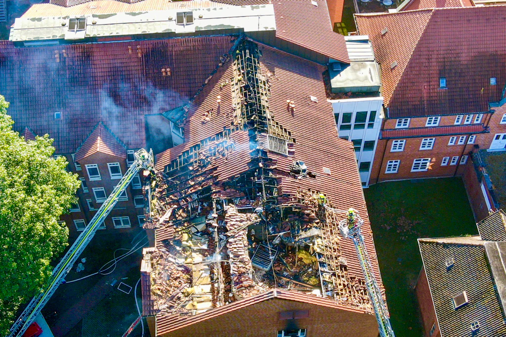 Feuerwehrleute sind nach dem Ausbruch eines Feuers im LUP-Klinikum im Einsatz am abgebrannten Dachstuhl.