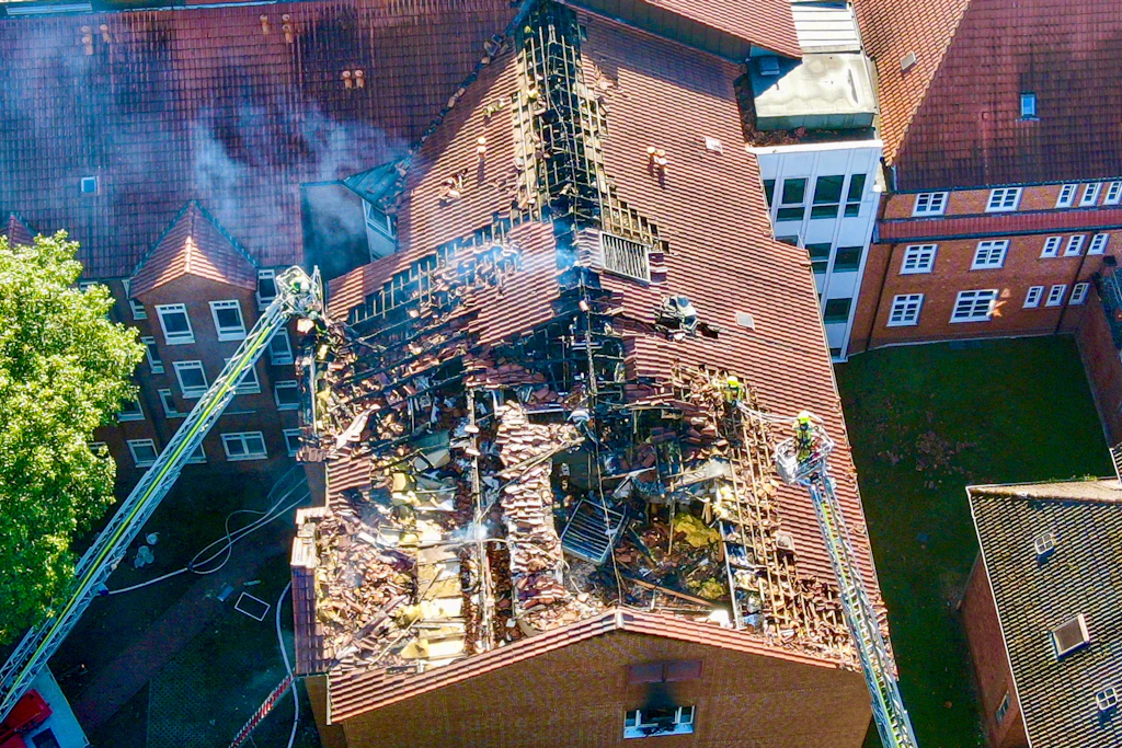 Zwei Tote bei Brand in Krankenhaus in Ludwigslust: Feuerwehr im Großeinsatz