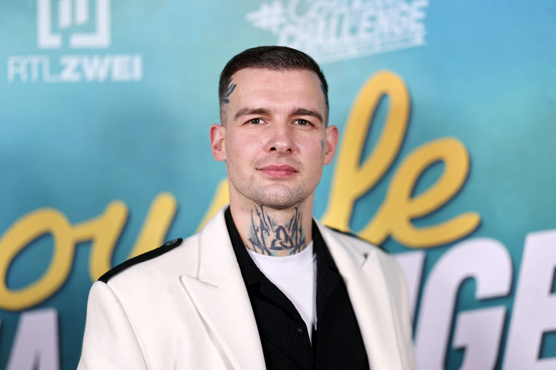 Eric Stehfest hat eine neue Freundin und das, obwohl er noch verheiratet ist.