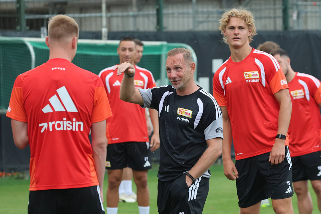 Mauro Lustrinelli (M.) und der 1. FC Union Berlin starten mit einem Heimspiel gegen Eintracht Frankfurt in die neue Saison.