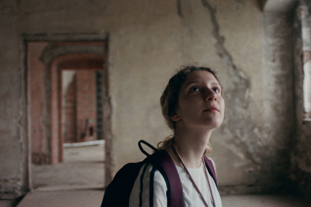 Lea (Frida Hornemann) in einer Szene des Films „Etwas ganz Besonderes“. Das Mädchen entdeckt ihren Heimatort neu.