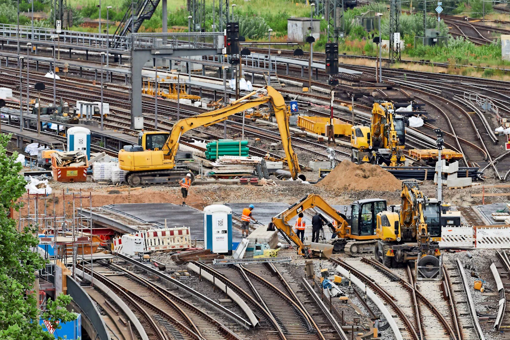 Experten kritisieren die hohen Baukosten der Deutschen Bahn und fordern eine schärfere Kontrolle ihrer Projekte.