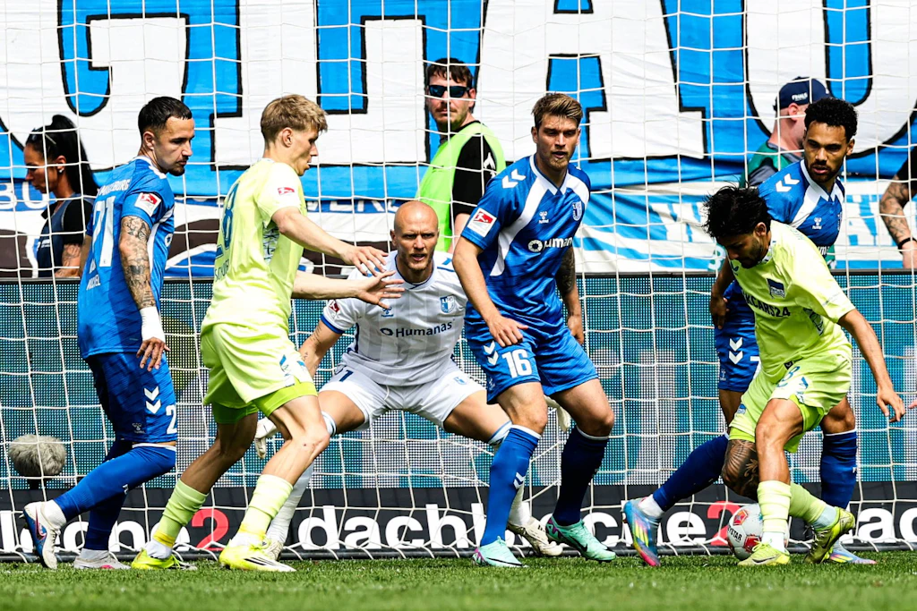 Erstes Derby der neuen Saison: Magdeburg (in Blau) ist bei Hertha BSC gefordert.