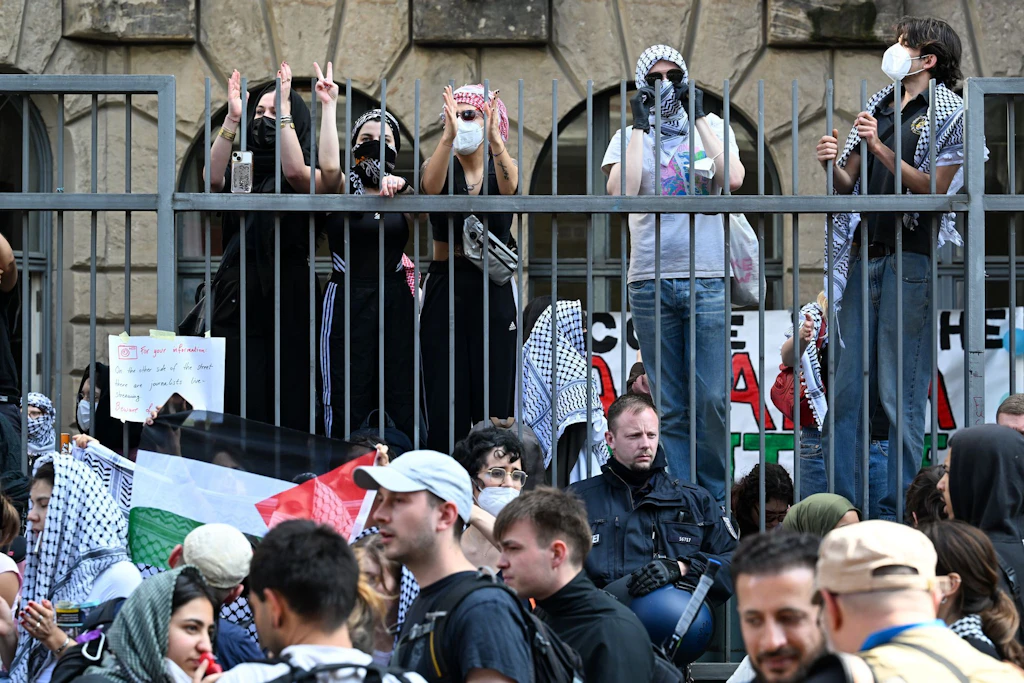 Propalästinensische Demonstranten haben sich im Innenhof am Zaun der Berliner Humboldt-Universität (HU) versammelt.