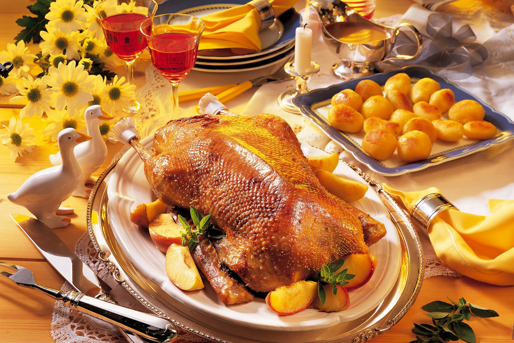 Ein Gänsebraten kommt zum Martinstag und in der Weihnachtszeit auf viele deutsche Tische.
