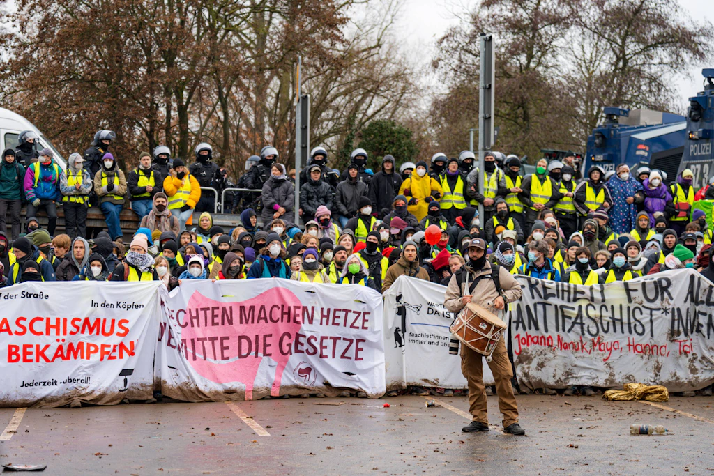 Ähnliche Bilder sind dieses Wochenende für Erfurt zu erwarten: In Gießen blockierten vergangenes Jahr mehrere Aktionsgruppen Zufahrtswege zur Gründungsveranstaltung der AfD-Jugendorganisation Generation Deutschland.