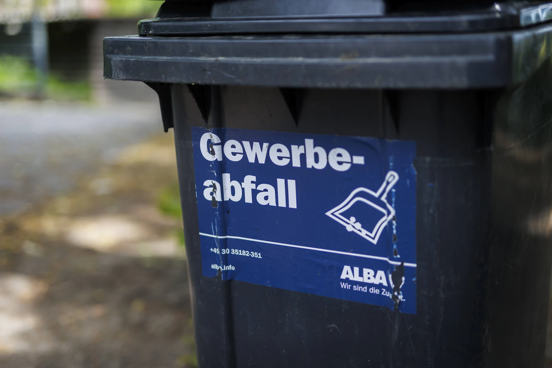 Wahlurnen im Mülltonnen-Look sind in Berlin ein Streitthema.