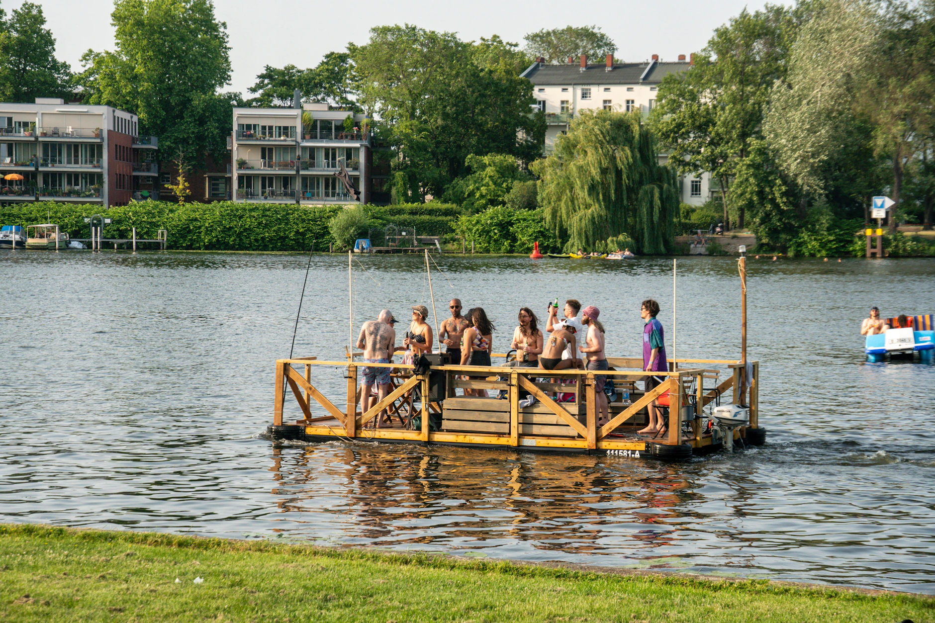 Partyboot auf der Spree. Oft kommt es durch Leichtsinn und Selbstüberschätzung zu Unfällen.