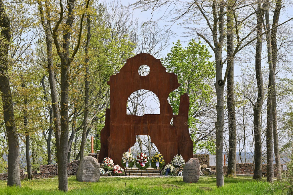 Kriegsschauplatz Klessin im Oderbruch: Eine Skulptur aus rostigem Eisen erinnert an das Portal des Gutshauses.