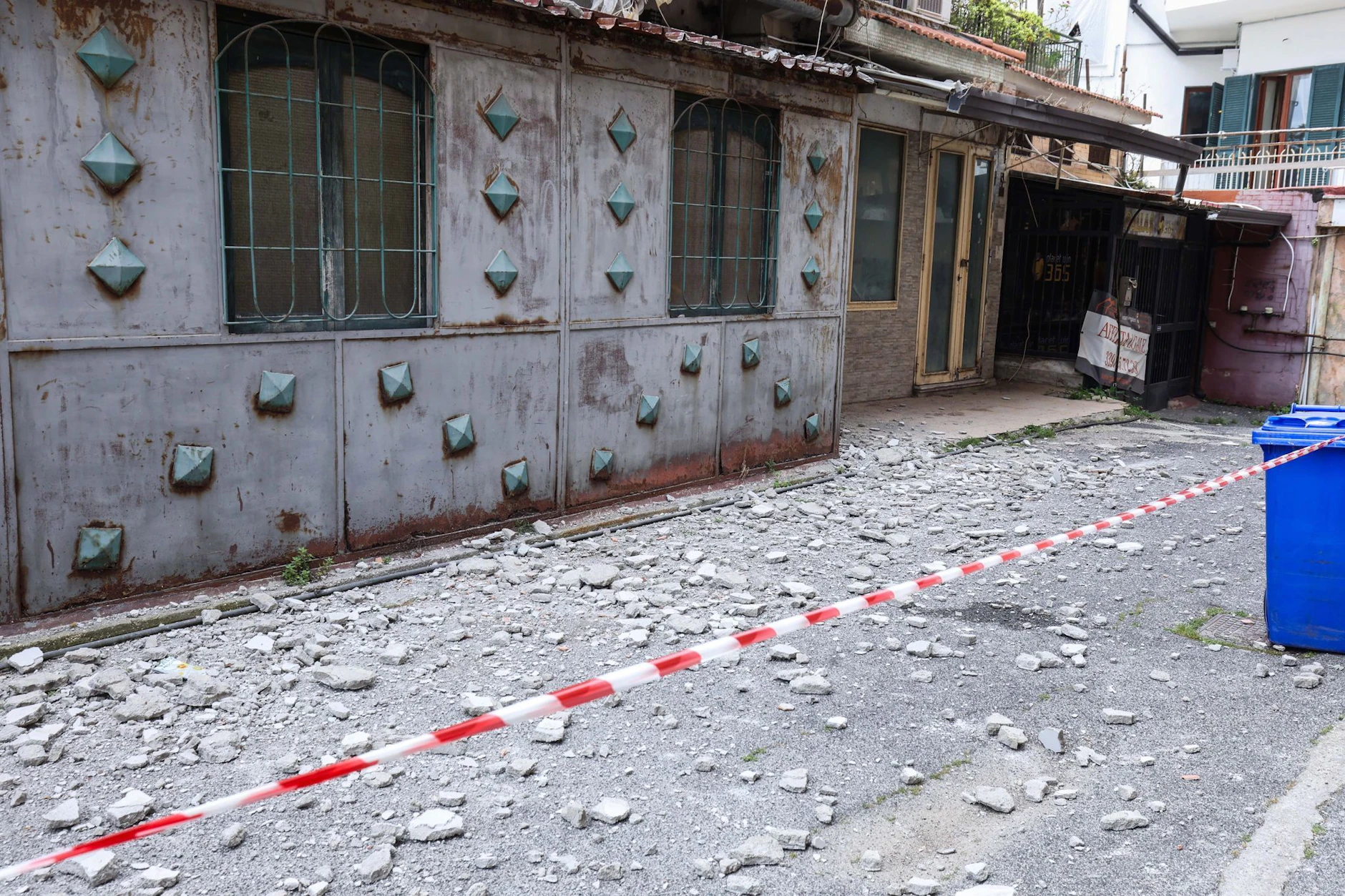Nach dem Erdbeben in Neapel: Straßen sind nach heftigen Erdstößen am Vortag noch gesperrt, weil Gebäudeteile abgestürzt sind.