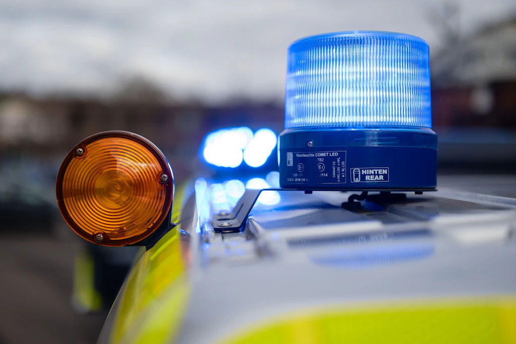 Transporter stürzt Abhang hinunter: Fahrer stirbt bei schwerem Unfall nahe Ludwigslust