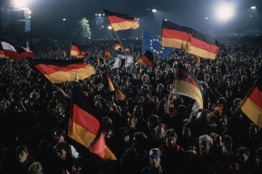 Menschen feiern die Deutsche Wiedervereinigung am 03. Oktober 1990.
