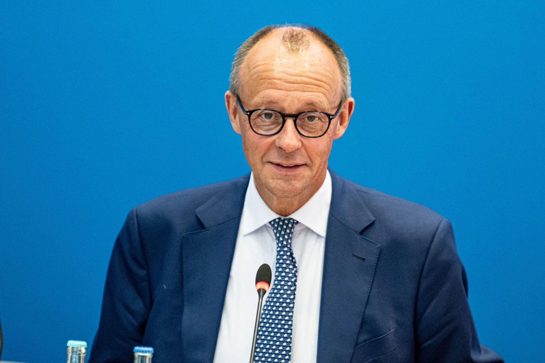 Bundeskanzler Friedrich Merz (CDU) verteidigt die geplanten schärferen Regeln bei Krankschreibungen.