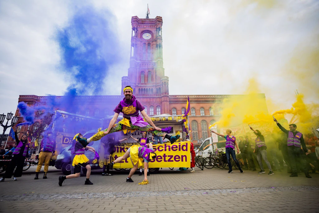 Die Bürgerinitiative „Deutsche Wohnen & Co. enteignen“ demonstriert vor dem Roten Rathaus in Berlin. Sie verlangt, den Volksentscheid vom September 2021 umzusetzen.