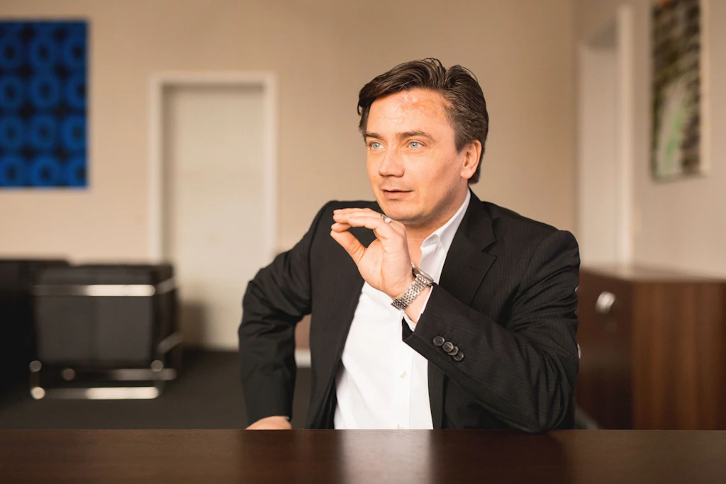 Vier Tage vor dem Wahltag scheitert Marcel Luthe mit seinen Eilanträgen. Die Begründung kehrt die Reihenfolge von Recherche und Bericht um.