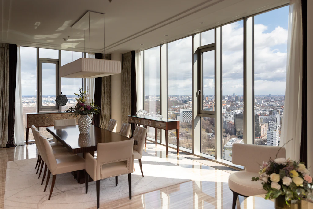 Kaum ein Hotel in Berlin bietet einen vergleichbaren Ausblick: die Ambassador Suite im Waldorf Astoria am Zoologischen Garten