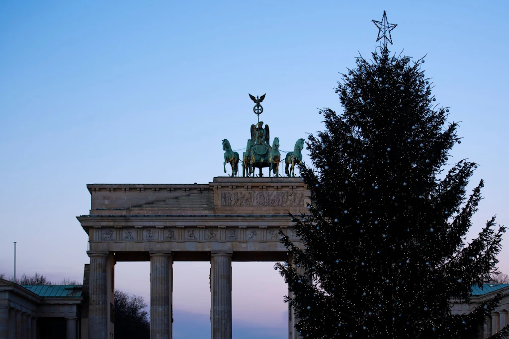 Bereits zum zwölften Mal wird der Weihnachtsbaum am Brandenburger Tor aus Thüringen anreisen.