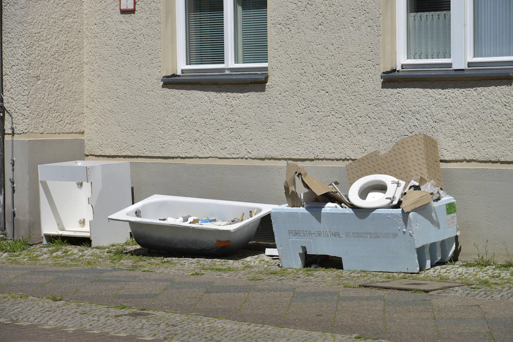 Sperrmüll liegt in der Afrikanischen Straße in Berlin Wedding&nbsp; auf dem Gehweg.