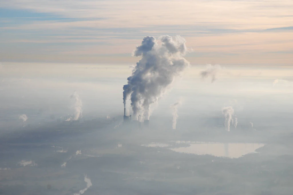 Dichte Wolken ziehen sich in der Region südwestlich von Halle an der Saale zusammen. Hier schlägt das Herz der mitteldeutschen Chemieindustrie zwischen Schkopau (vorn) und Leuna (hinten).