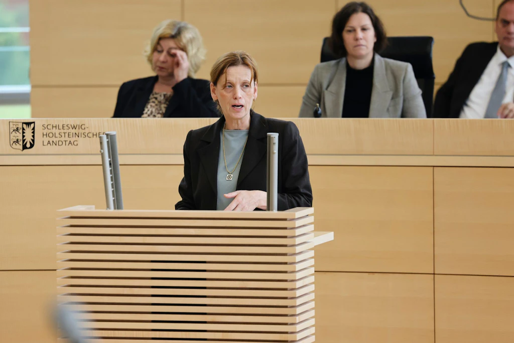 Prien verteidigt die geplanten Kürzungen beim Unterhaltsvorschuss.