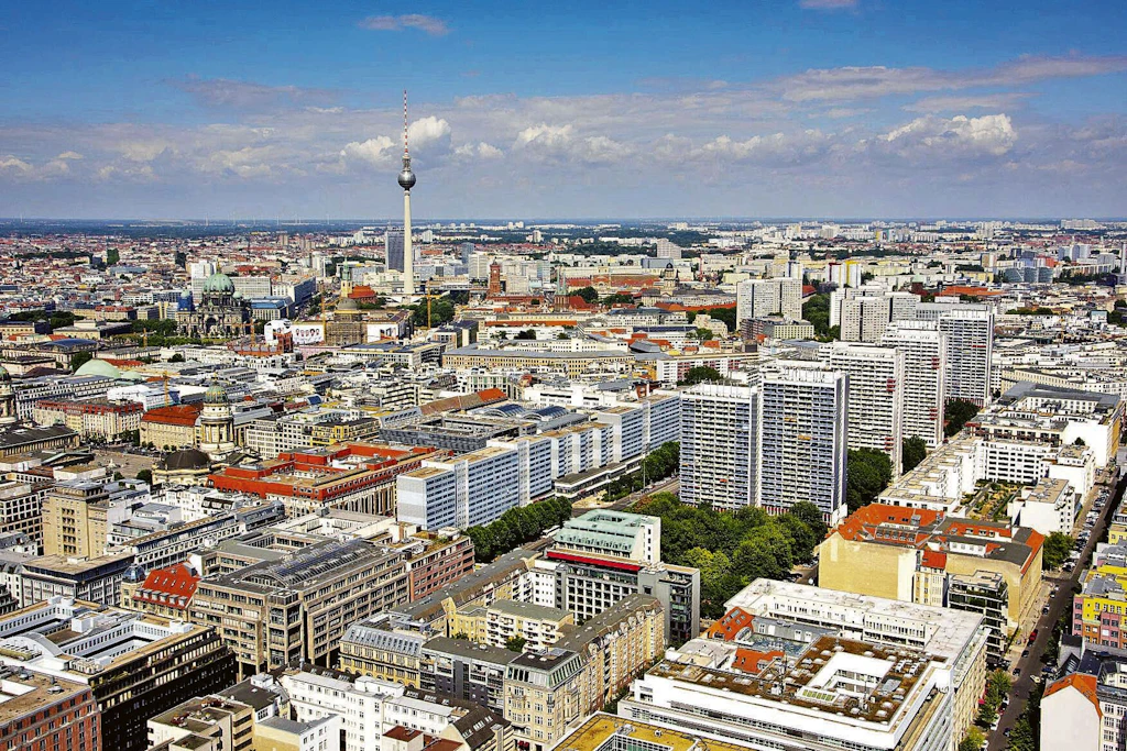 Der Stadtbezirk Berlin-Mitte aus der Vogelperspektive. Auf der rechten Bildseite die Hochhäuser in der Leipziger Straße, im Hintergrund der Fernsehturm.