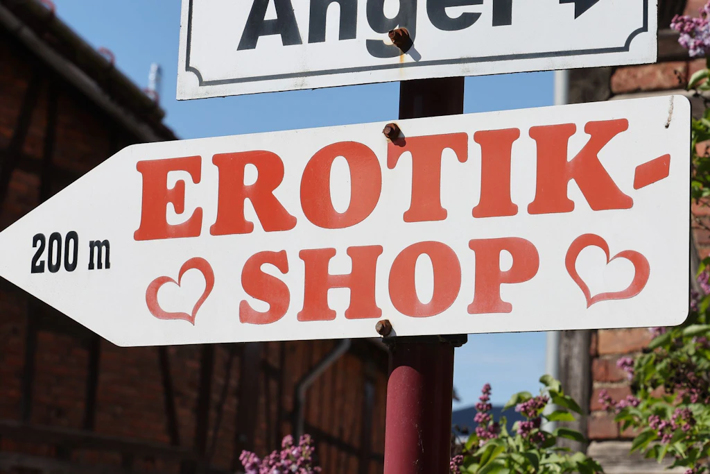 Ein Wegweiser zu einem Erotikshop in Thüringen. Solche Läden auf dem Land waren nach der Wende ein Boom, heute gibt es nur noch wenige. (Symbolbild)