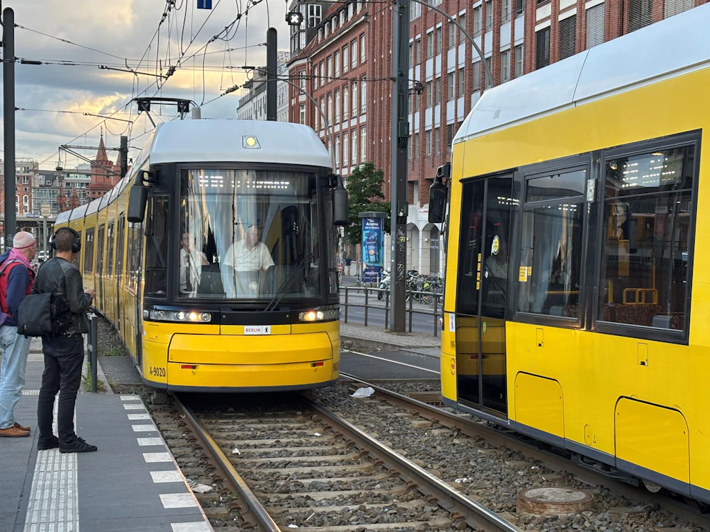 Zwei Bahnen der Linie M10 in der Warschauer Straße in Friedrichshain. Hier beginnt die 22-Kilometer-Fahrt nach Moabit.