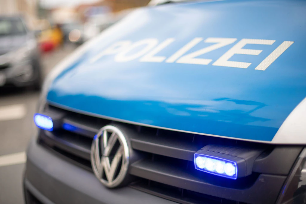 Berlin: Junge Rechtsextreme locken Mann in Falle – Razzia und Festnahme