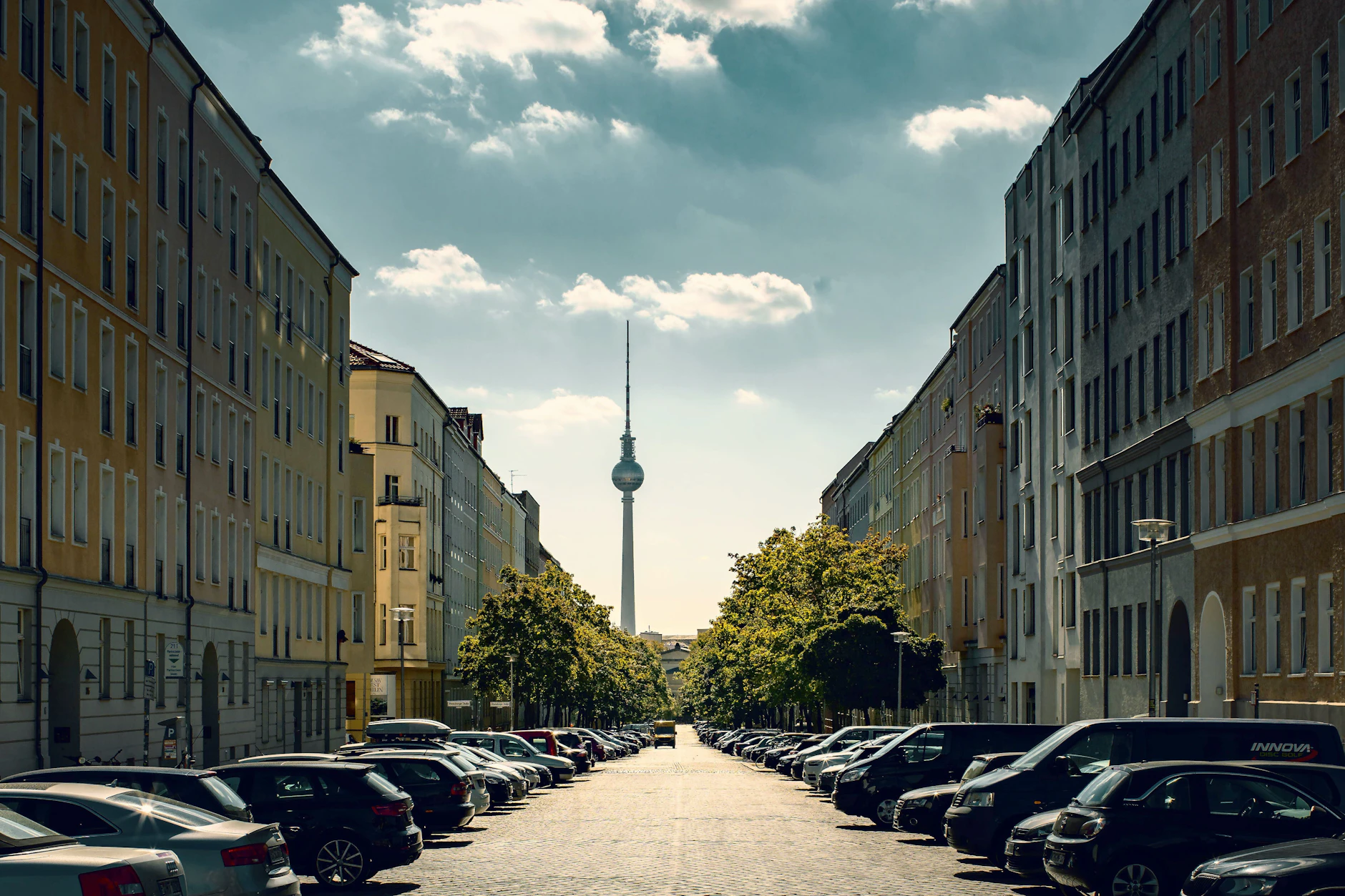 Über den Dächern von Berlin-Mitte schlummert erhebliches Potenzial für neue Wohnungen.