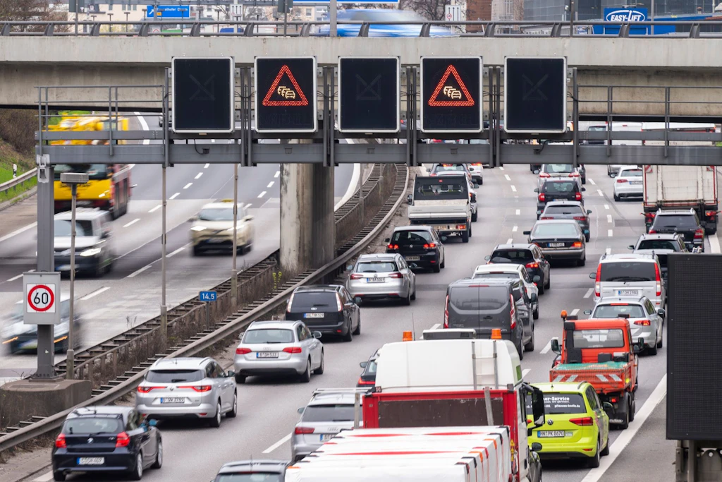 Autos und Lastwagen auf der Autobahn A100 in Berlin. Der Stadtring gehört zu den am stärksten befahrenen Bundesfernstraßen in Deutschland.