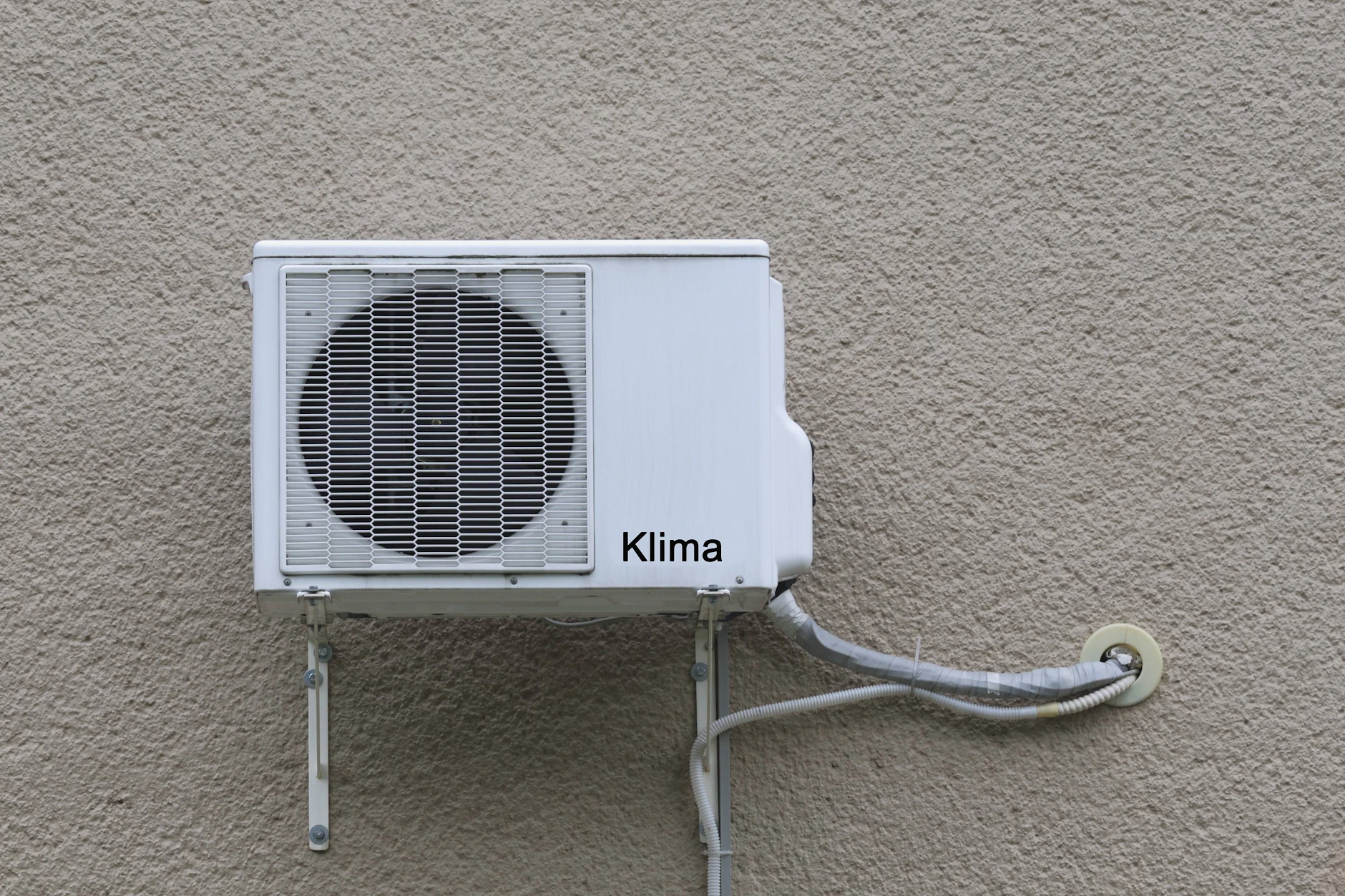 Bei einer eingebauten Klimaanlage muss durch die Hausfassade gebohrt werden. Besonders ohne Erlaubnis fällt so eine Installation auf.