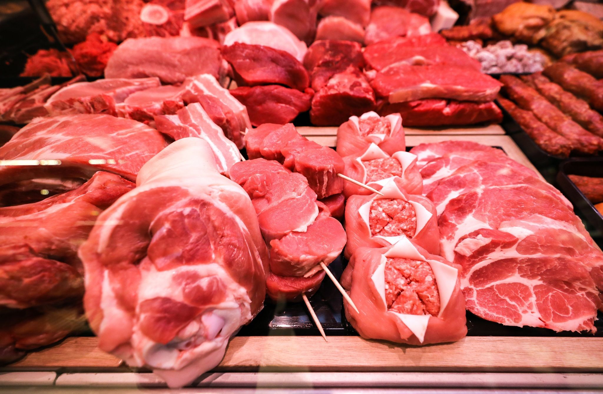 Unappetitlich! Blutiger Streit an der Fleischtheke