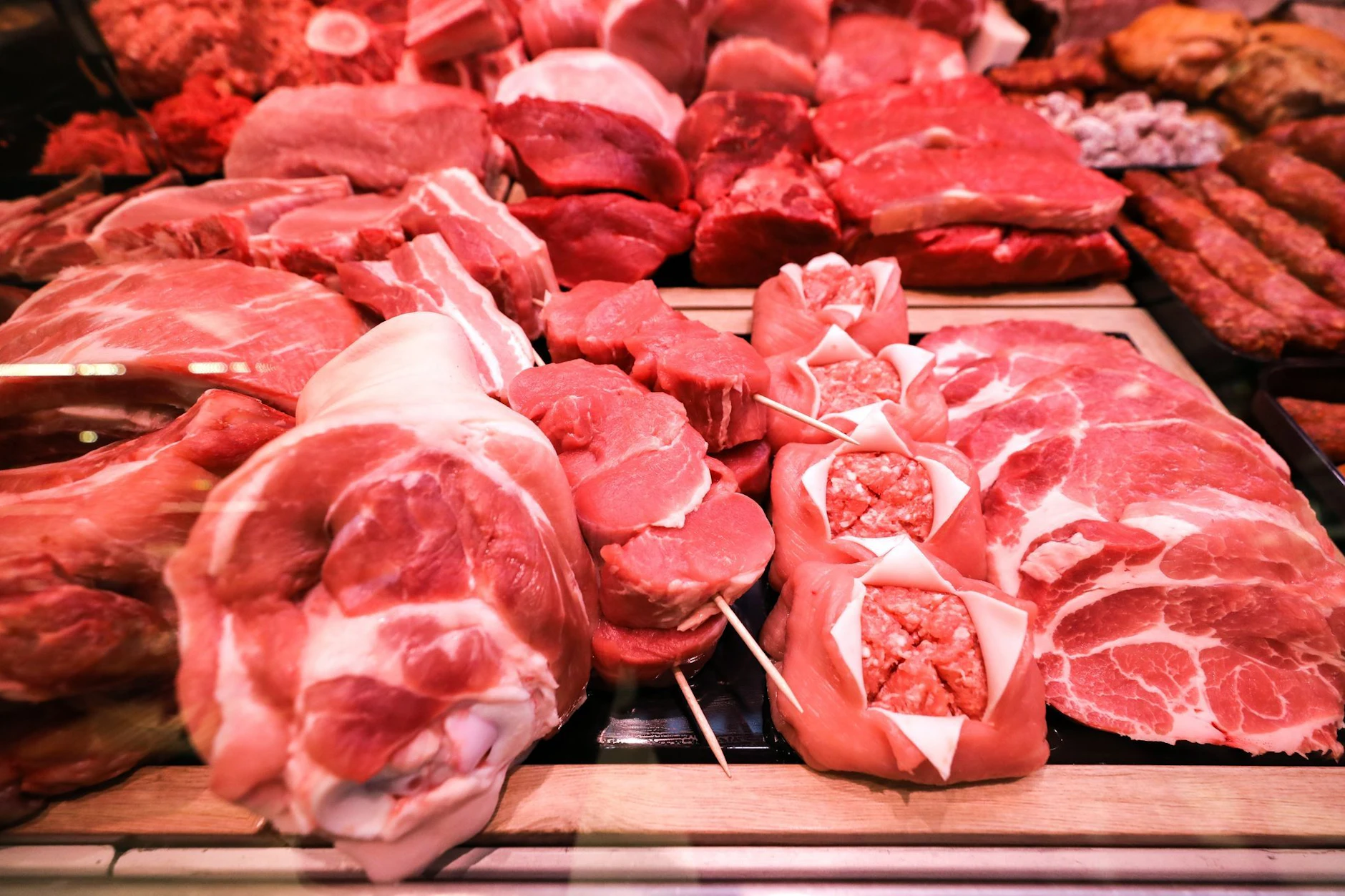 Unappetitlich! Blutiger Streit an der Fleischtheke