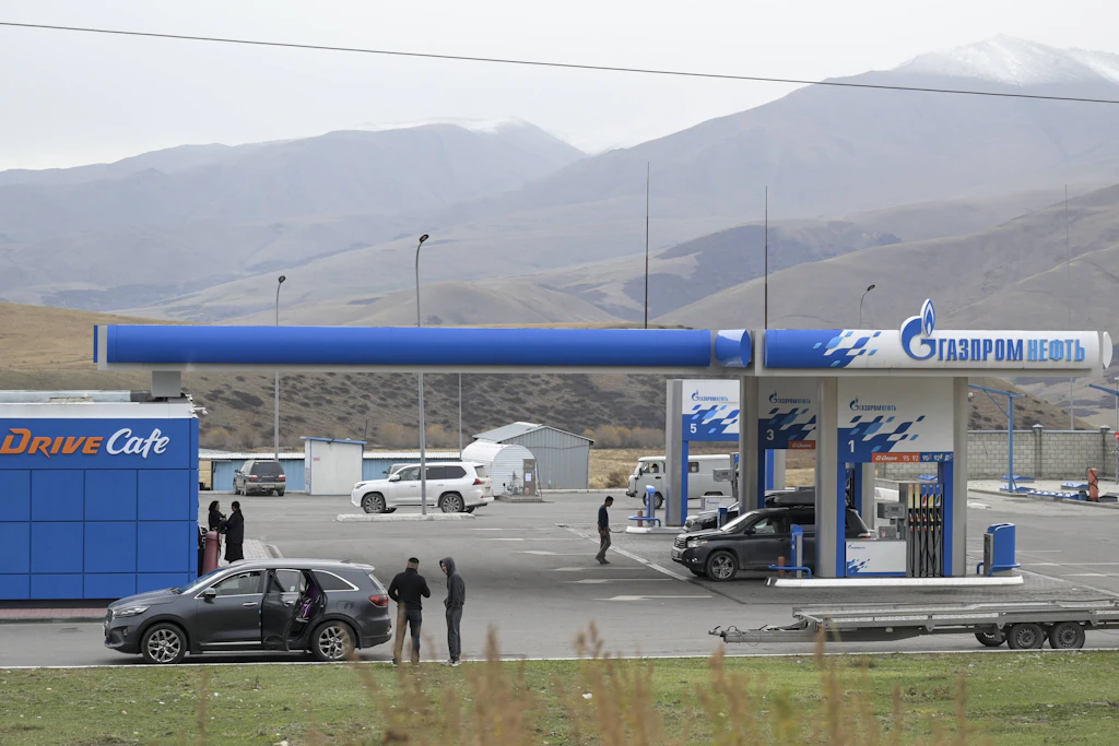 Russlands Engpässe erreichen Zentralasien: Kirgisistan braucht Benzin und Diesel