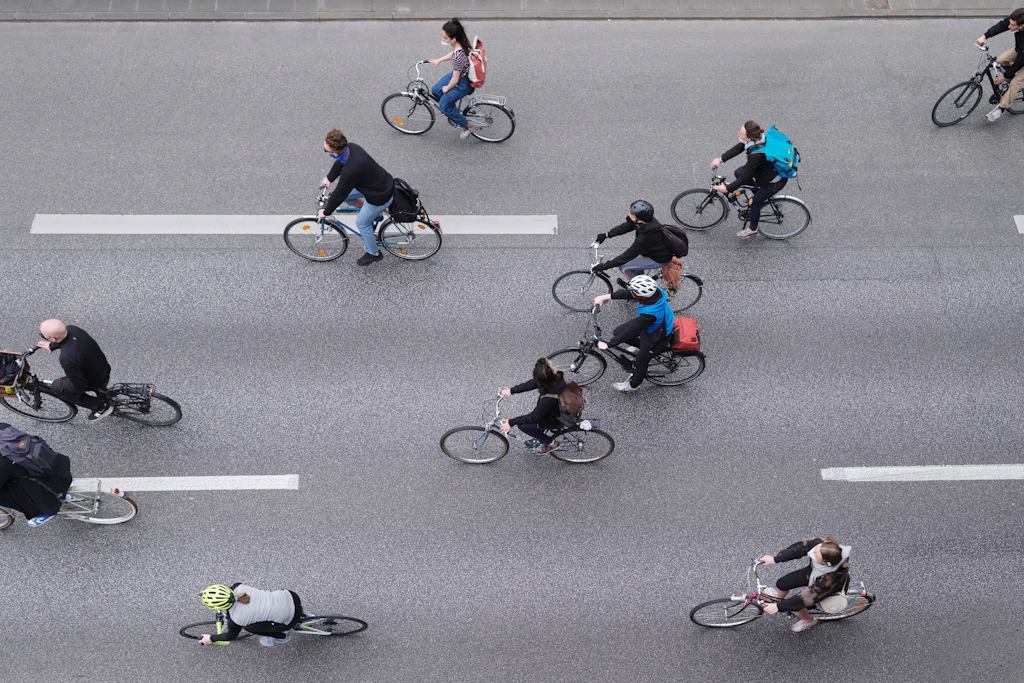 Auch eine Fahrrad-Demo bremst den Verkehr in Berlin am Montag aus.