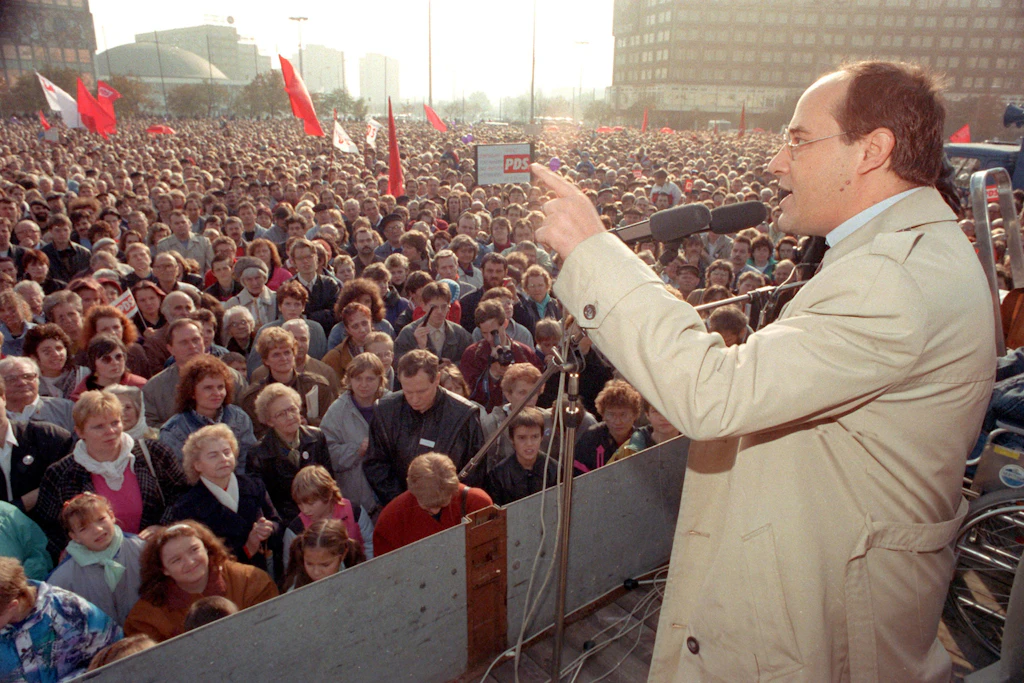 Vor mehreren tausend Anhängern spricht der damalige PDS-Vorsitzende Gregor Gysi während einer Wahlkundgebung am 28. Oktober 1990 auf dem Alexanderplatz in Berlin. Am 02. Dezember 1990 fanden die ersten gemeinsamen Wahlen zum Deutschen Bundestag nach der Wiedervereinigung statt.