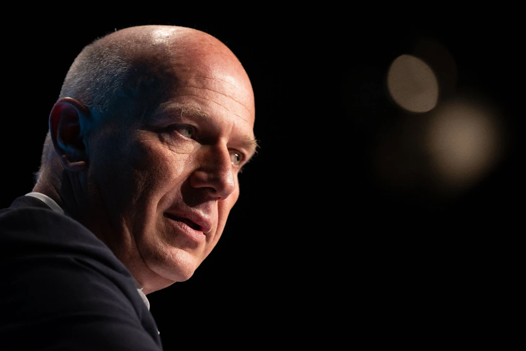 Um den Regierenden Bürgermeister Kai Wegner und die Berliner CDU wird es dunkel: Bei der Wahl am 20. September droht der Absturz.