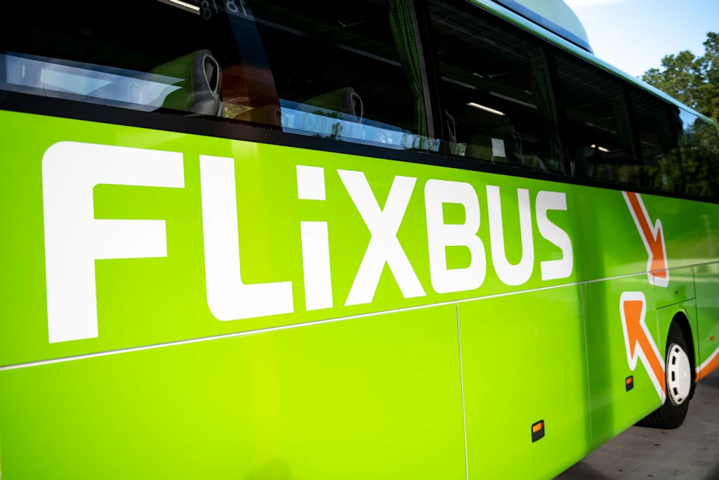 Ein Reisebus mit 70 Insassen verunglückt auf der A2 bei Potsdam-Mittelmark.