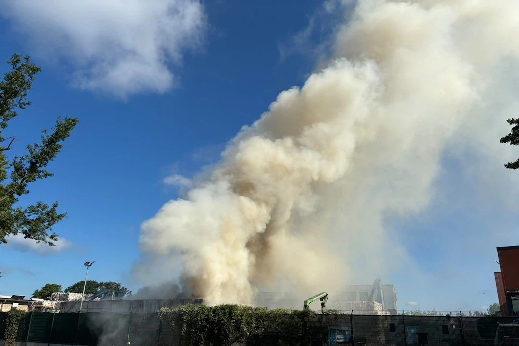 Rauchsäule über Berlin: Feuerwehr kämpft gegen Großbrand in Reinickendorf