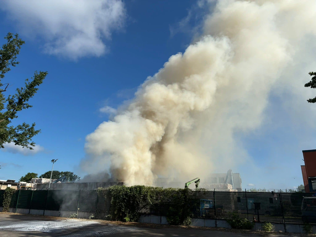 Feueralarm in Reinickendorf: Berliner Feuerwehr kämpft gegen Großbrand