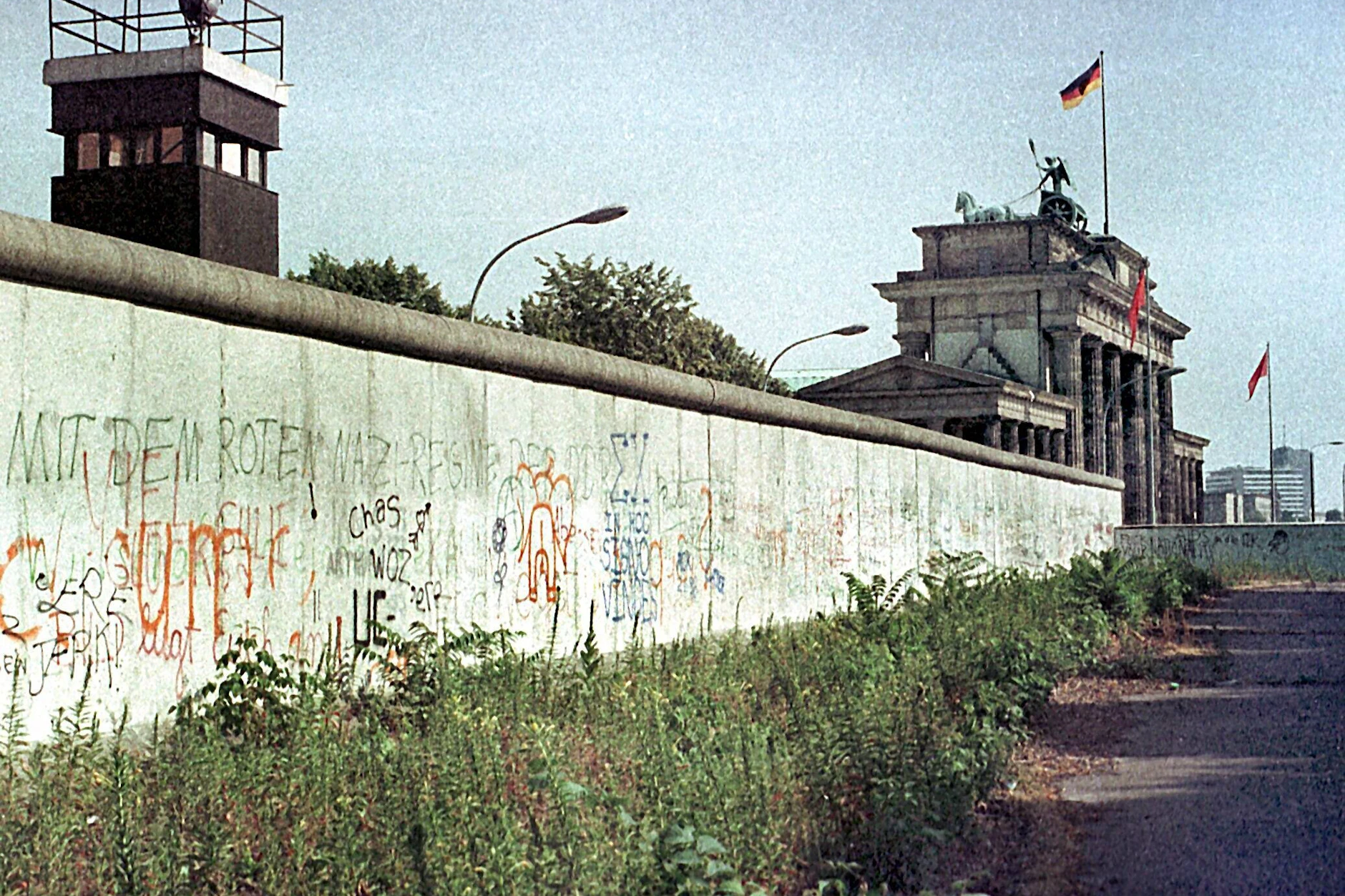 August 1984: Die Berliner Mauer mit einem Wachturm am Brandenburger Tor.