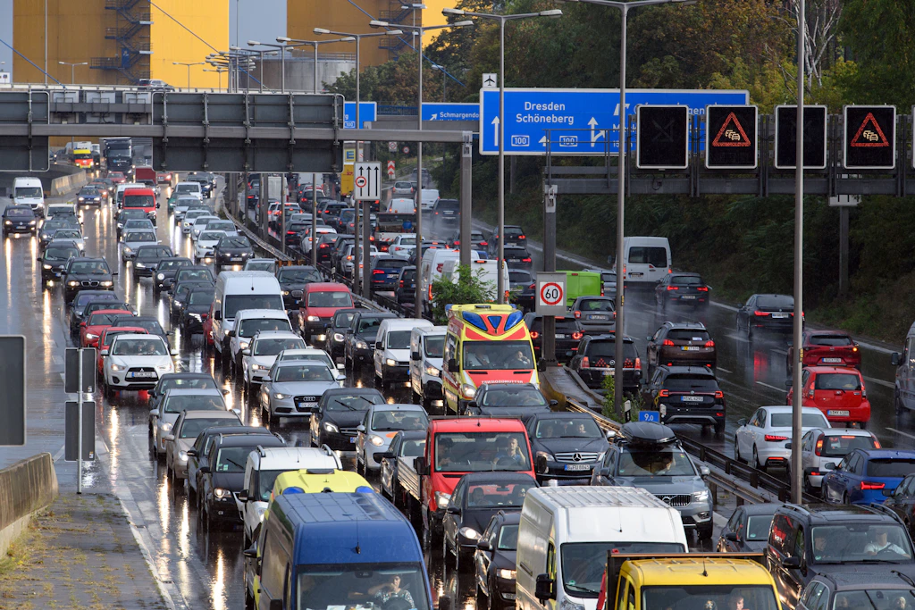 Stockender Verkehr auf der A100 nahe der Hohenzollernbrücke auf allen sechs Fahrspuren. Auch am Donnerstag wird es in Berlin wieder Staus geben.