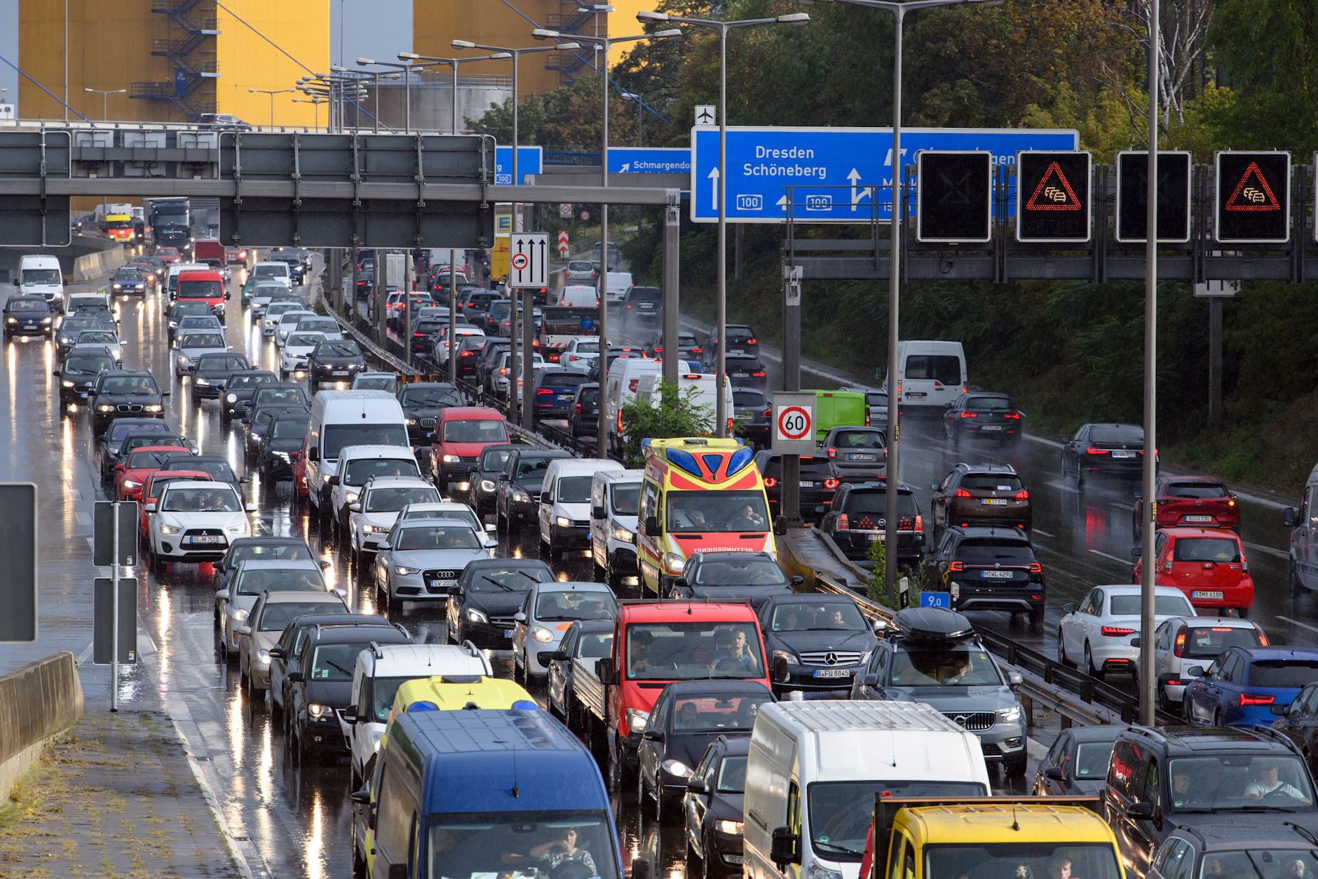Stockender Verkehr auf der A 100 nahe der Hohenzollernbrücke auf allen sechs Fahrspuren. Auch am Donnerstag wird es in Berlin wieder Staus geben.